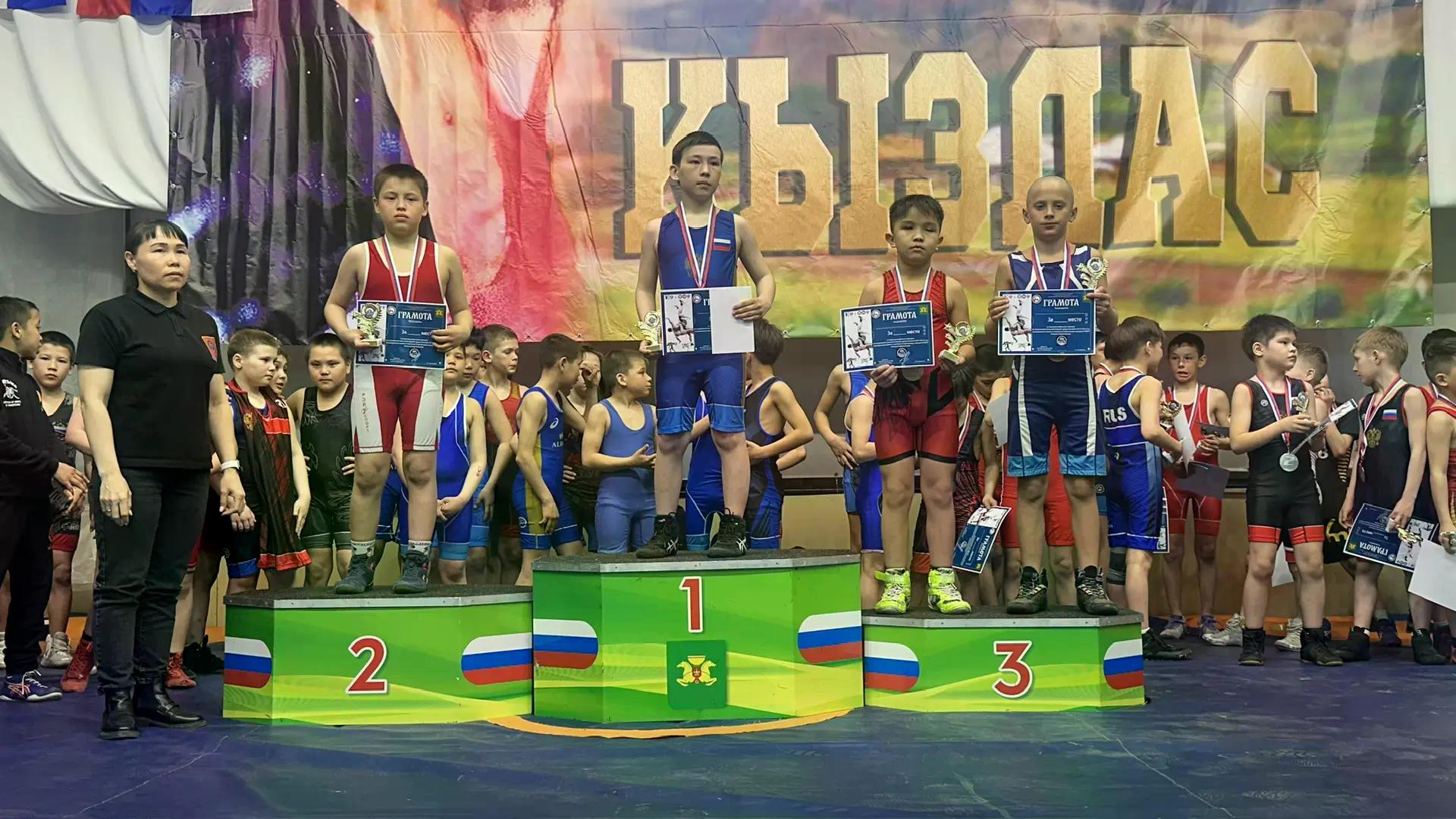 Семнадцать медалей открытого районного турнира завоевали борцы спортивной школы «ЦСКА-Хакасия»