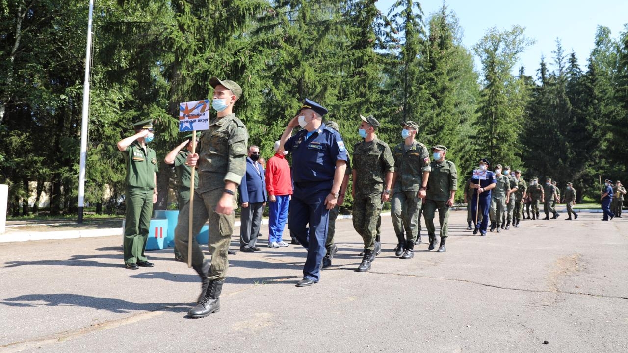 «Умение стрелять точно в цель показывает высокий уровень подготовки военнослужащих»: В Калининце дан старт чемпионату ВС РФ по стрельбе из штатного или табельного оружия