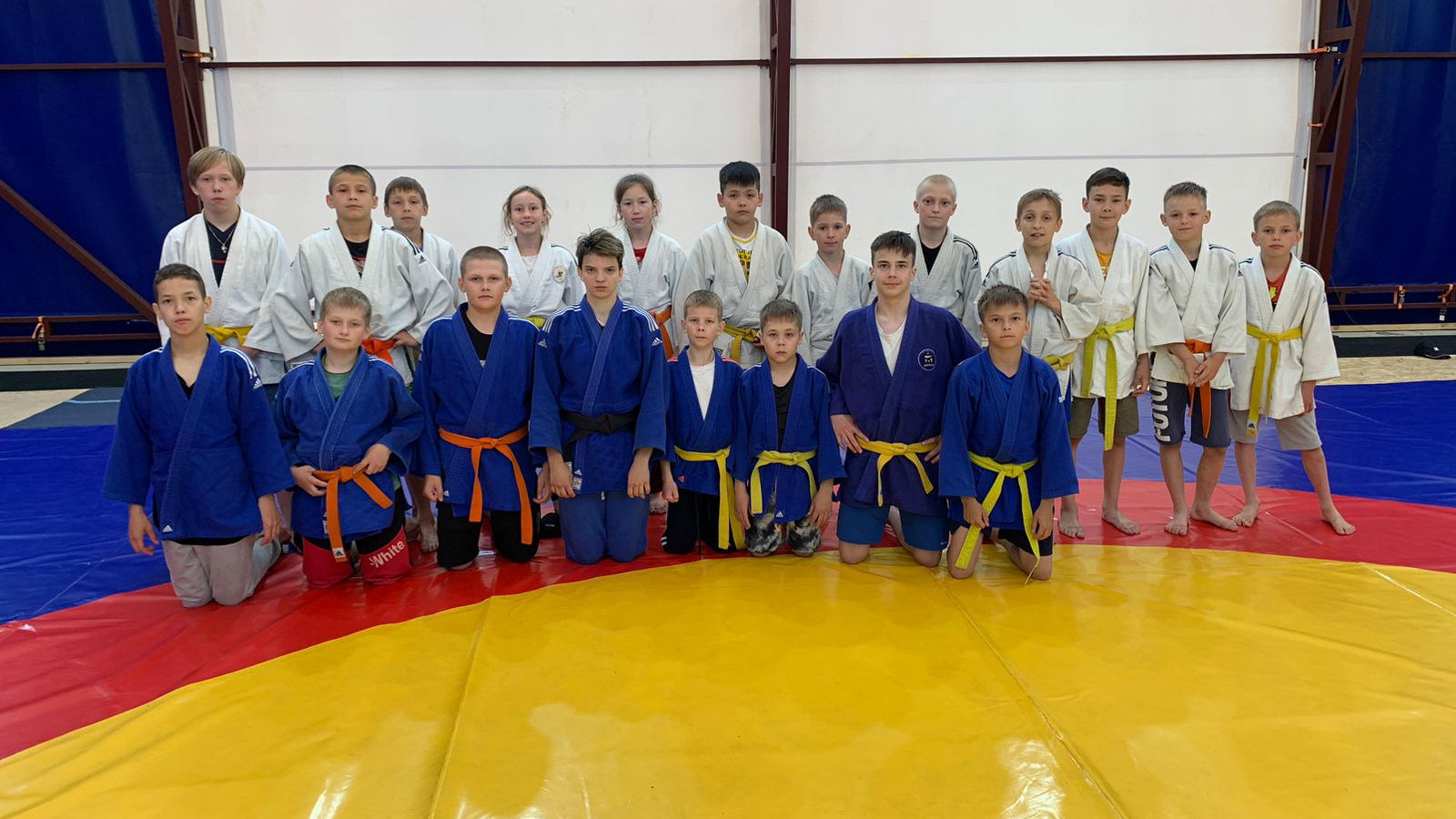 На базе «Байкал» ЦСФПиВ (г. Иркутск) филиала ЦСКА/Хабаровск московских боксеров сменили стрелки легкоатлеты и дзюдоисты