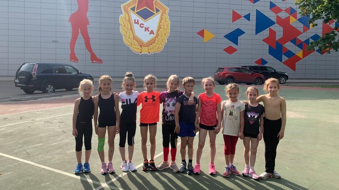 Воспитанники СШОР ЦСКА по фигурному катанию на коньках имени С.А.Жука тренируются с соблюдением всех санитарных мер