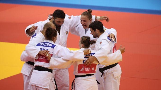 Армейцы Дарья Межецкая Инал Тасоев и Алена Прокопенко завоевали «золото» II Европейских игр в составе сборной России по дзюдо среди смешанных команд