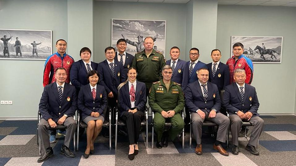 Начальник Центрального спортивного клуба Армии полковник Артем Громов встретился с тренерским составом спортивной школы г. Кызыл Республики Тыва (ЦСКА/Самара)