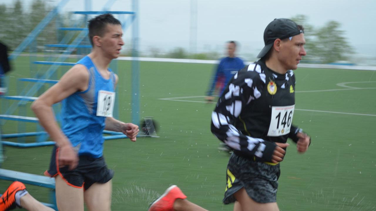 «Золото» под дождем. Рядовой спортроты ЦСКА г. Самара Артем Попов лидировал на Первенстве Сибирского федерального округа по легкой атлетике