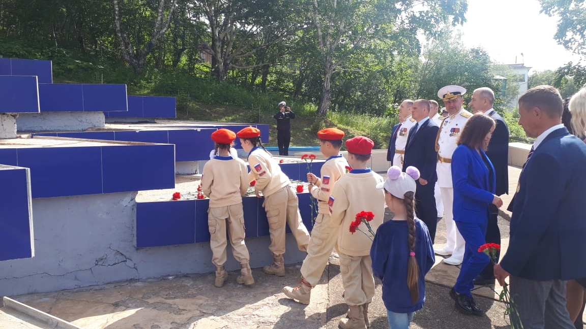 В День ВМФ юнармейцы СОК (г. Вилючинск) филиала ЦСКА/Хабаровск возложили цветы к памятнику «Слава подводникам»