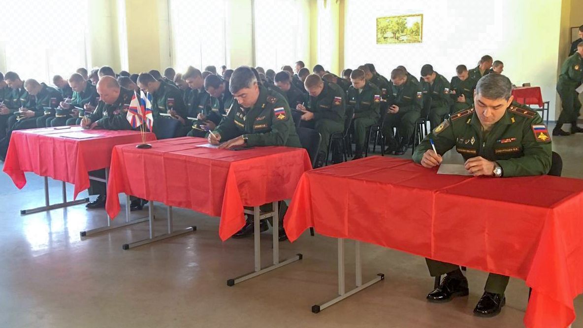 Начальник ЦСКА полковник Артем Громов вместе с новобранцами спортрот принял участие в акции «Географический диктант»