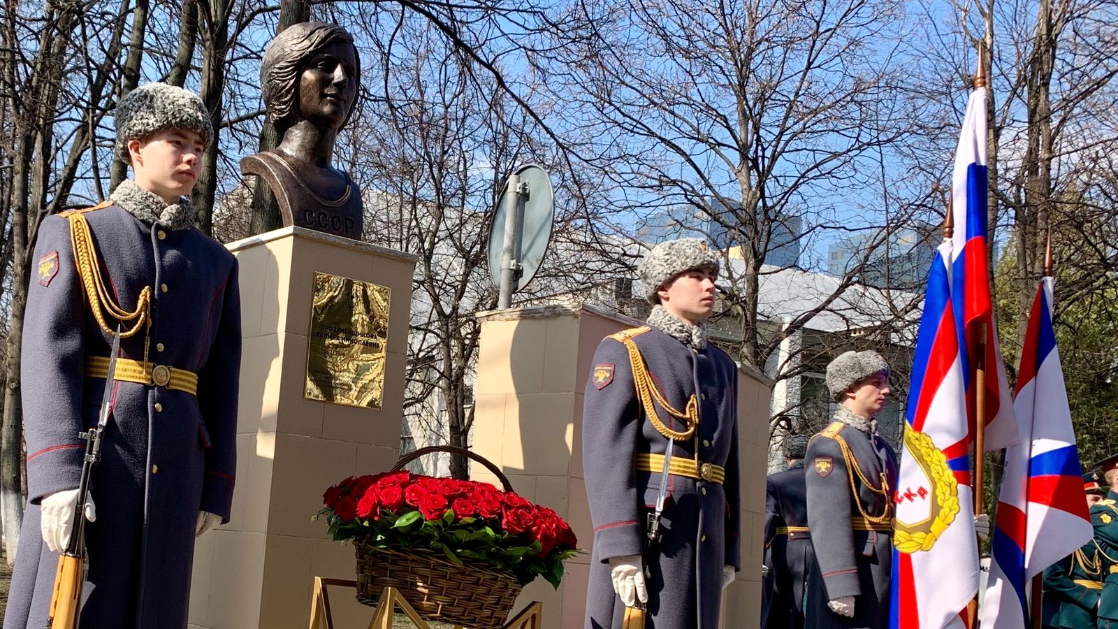 Бюст первой олимпийской чемпионки по плаванию в истории советского спорта Галине Прозуменщиковой открыт на Аллее славы ЦСКА