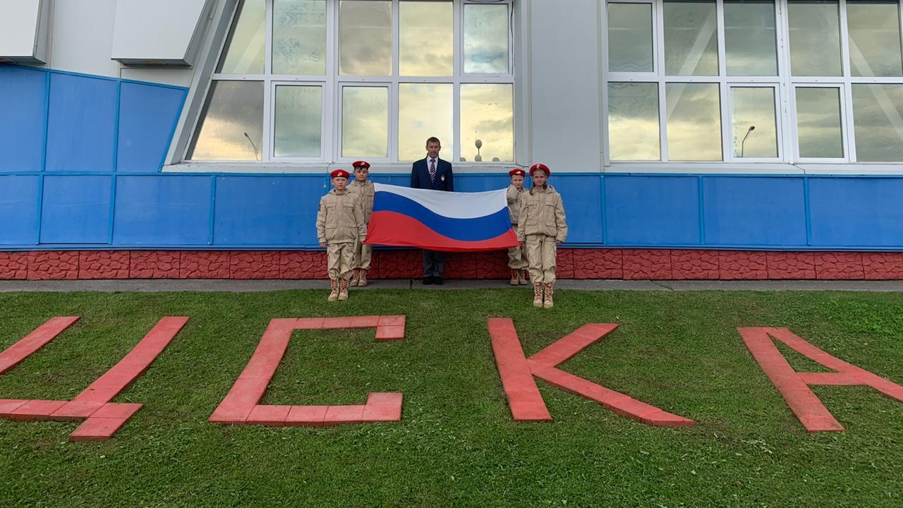 Юнармейцы СОК (г. Вилючинск) филиала ЦСКА/Хабаровск в День Государственного флага РФ прочли стихи у развернутого триколора