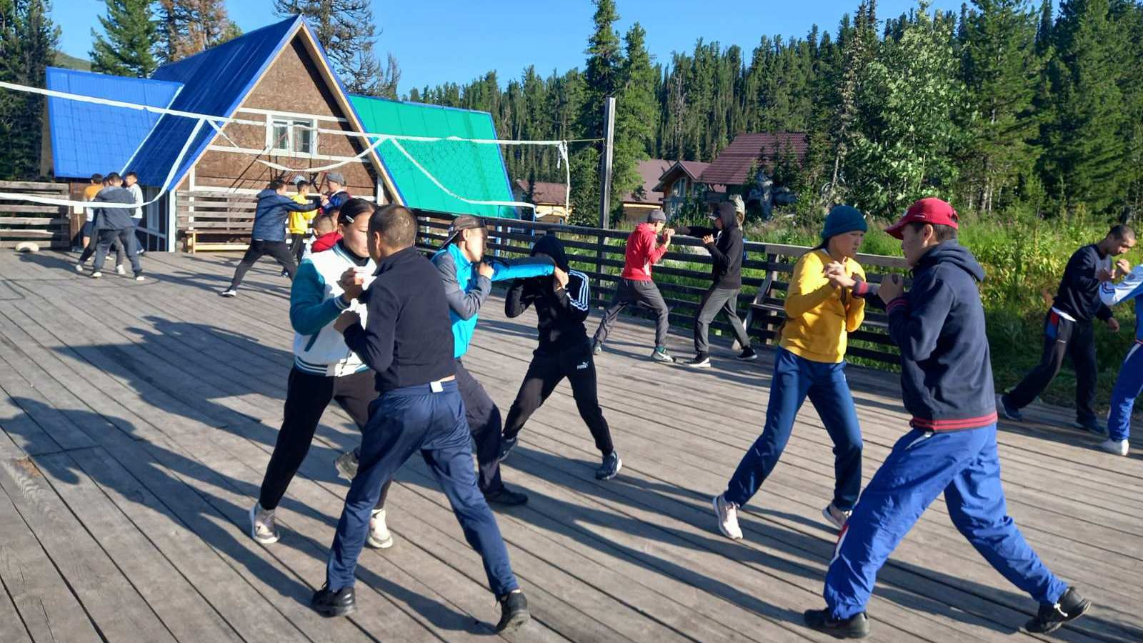 Боксёры спортшколы «ЦСКА/Тыва» проводят спарринги на свежем воздухе в Красноярском крае