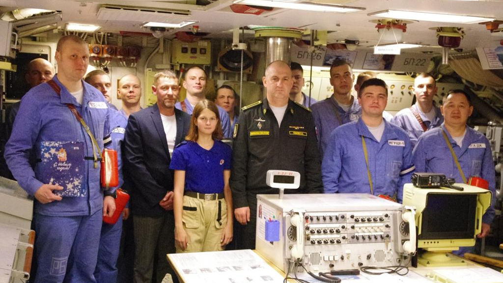 Начальник СОК (г. Вилючинск) филиала ЦСКА/Хабаровск Алексей Иванов и юнармеец Анна Откидычева поздравили военнослужащих