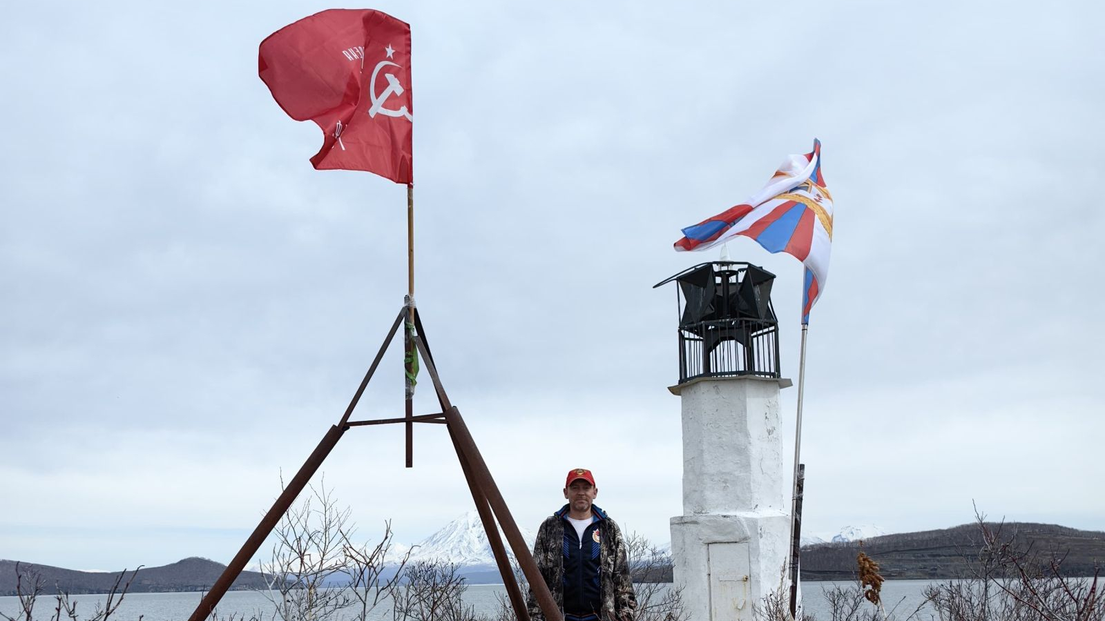 Начальник спорткомплекса (г. Вилючинск) установил копию Знамени Победы и флаг ЦСКА на острове