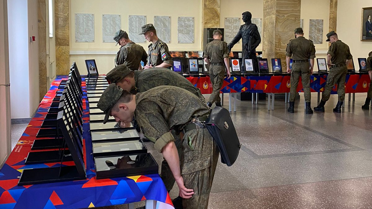 Выставка мобильной экспозиции «Реплики медалей и плакатов всех летних и зимних Олимпийских Игр» была представлена в ВАС