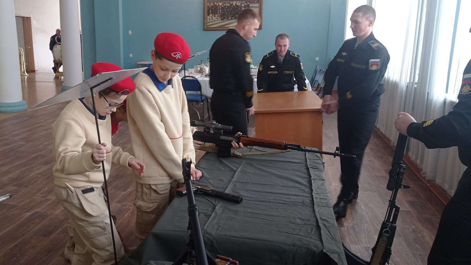 Юнармейцы СОК (г. Вилючинск) филиала ЦСКА/Хабаровск вместе с начальником центра поздравили с юбилеем отряд по борьбе с ПДСС