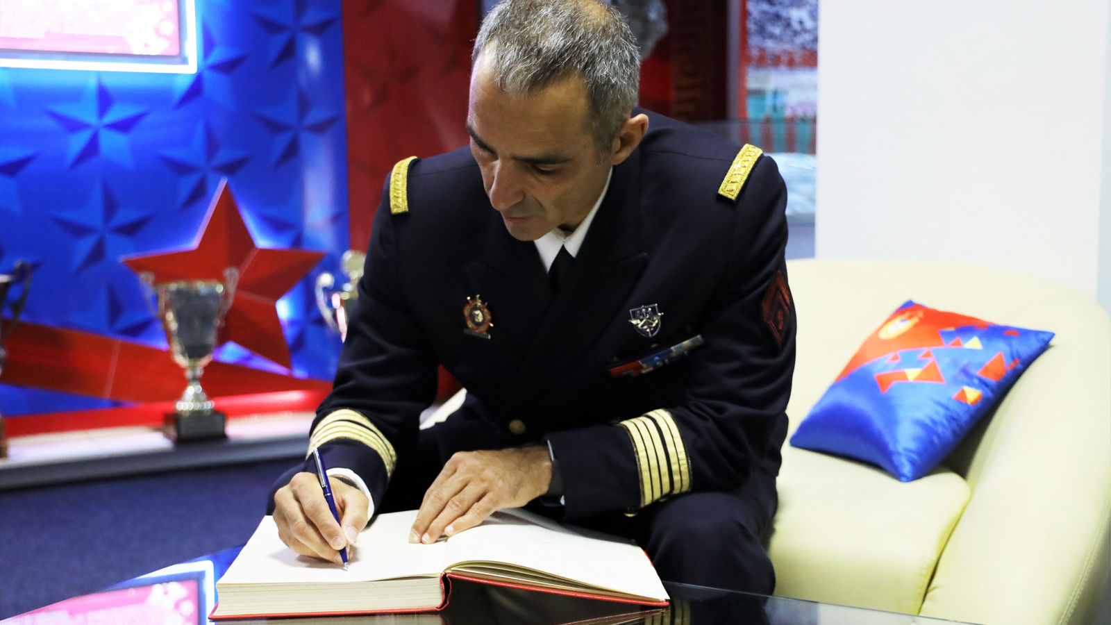 Президент CISM оставил запись в книге пожеланий в Музее спортивной славы ЦСКА