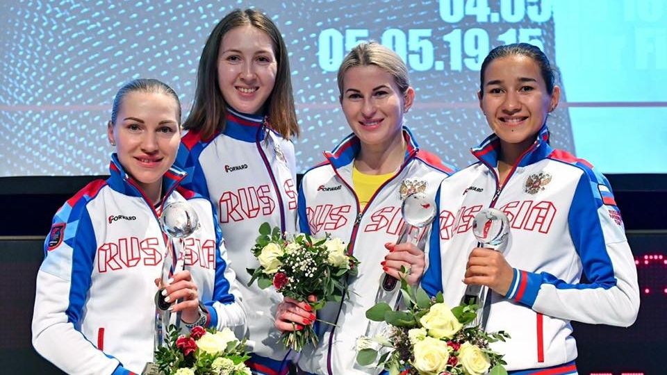 Армейские рапиристки Инна Дериглазова Аделина Загидуллина и Анастасия Иванова завоевали «золото» в команде на этапе Кубка мира по фехтованию