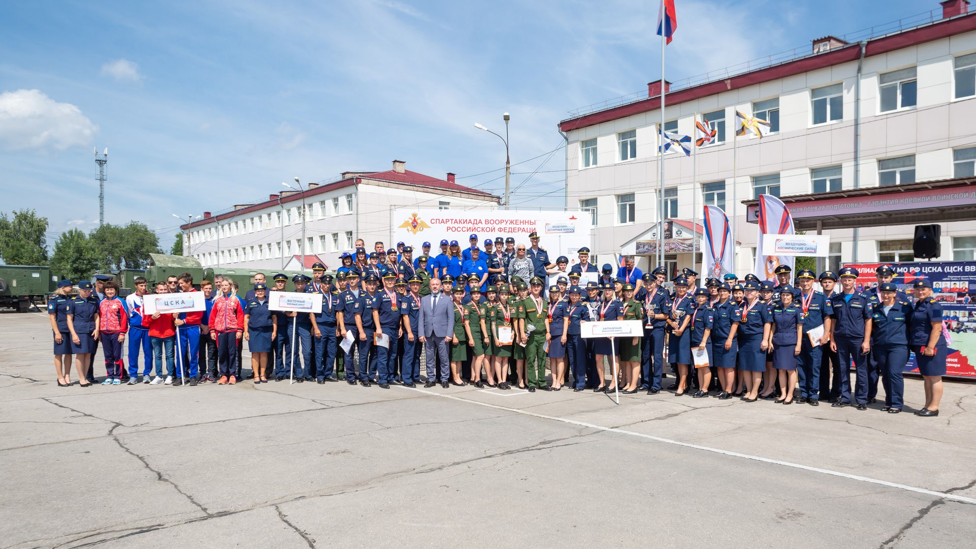 1720 прыжков и 48 комплектов медалей. В Самаре завершился чемпионат Вооружённых Сил по парашютному спорту