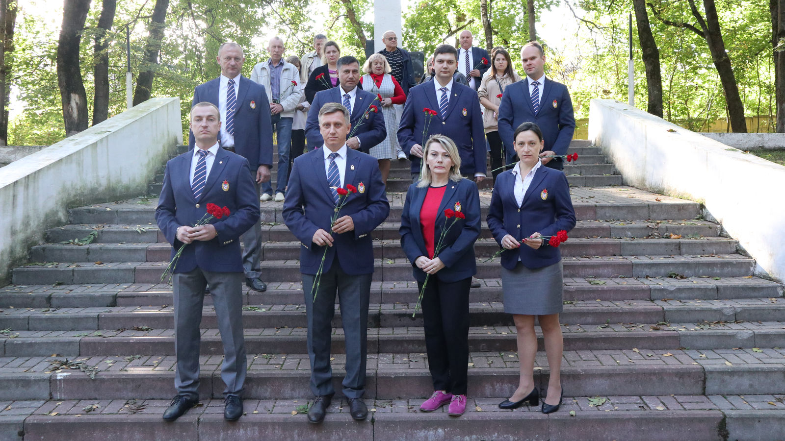 В Смоленске прошло торжественное возложение цветов к братской могиле