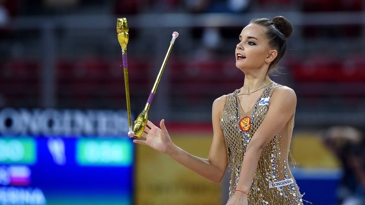 Армейская гимнастка Дина Аверина выиграла «золото» в упражнении с булавами на чемпионате мира по художественной гимнастике