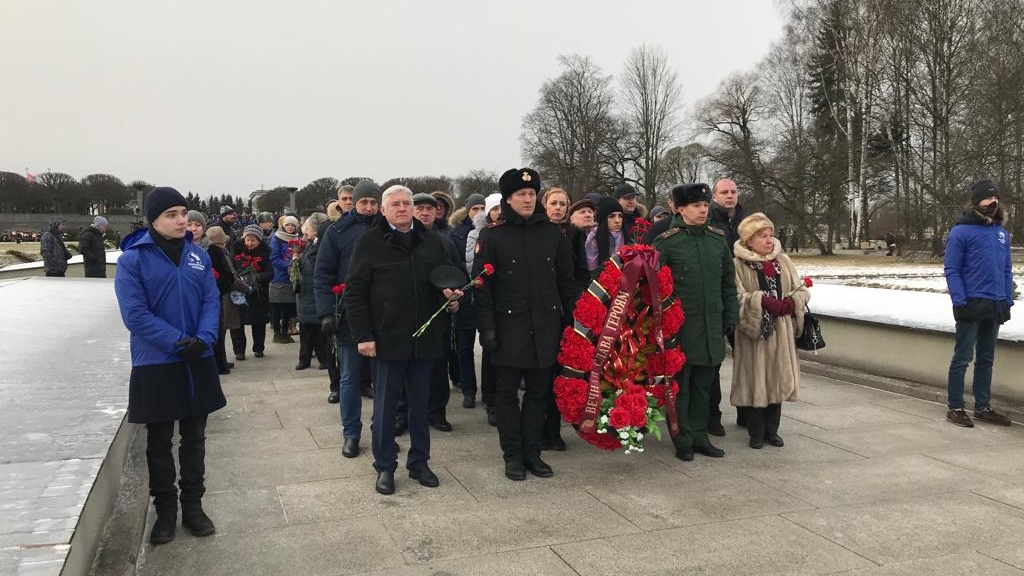 Сотрудники филиала ЦСКА/Санкт-Петербург возложили цветы к мемориалу на Пискаревском кладбище