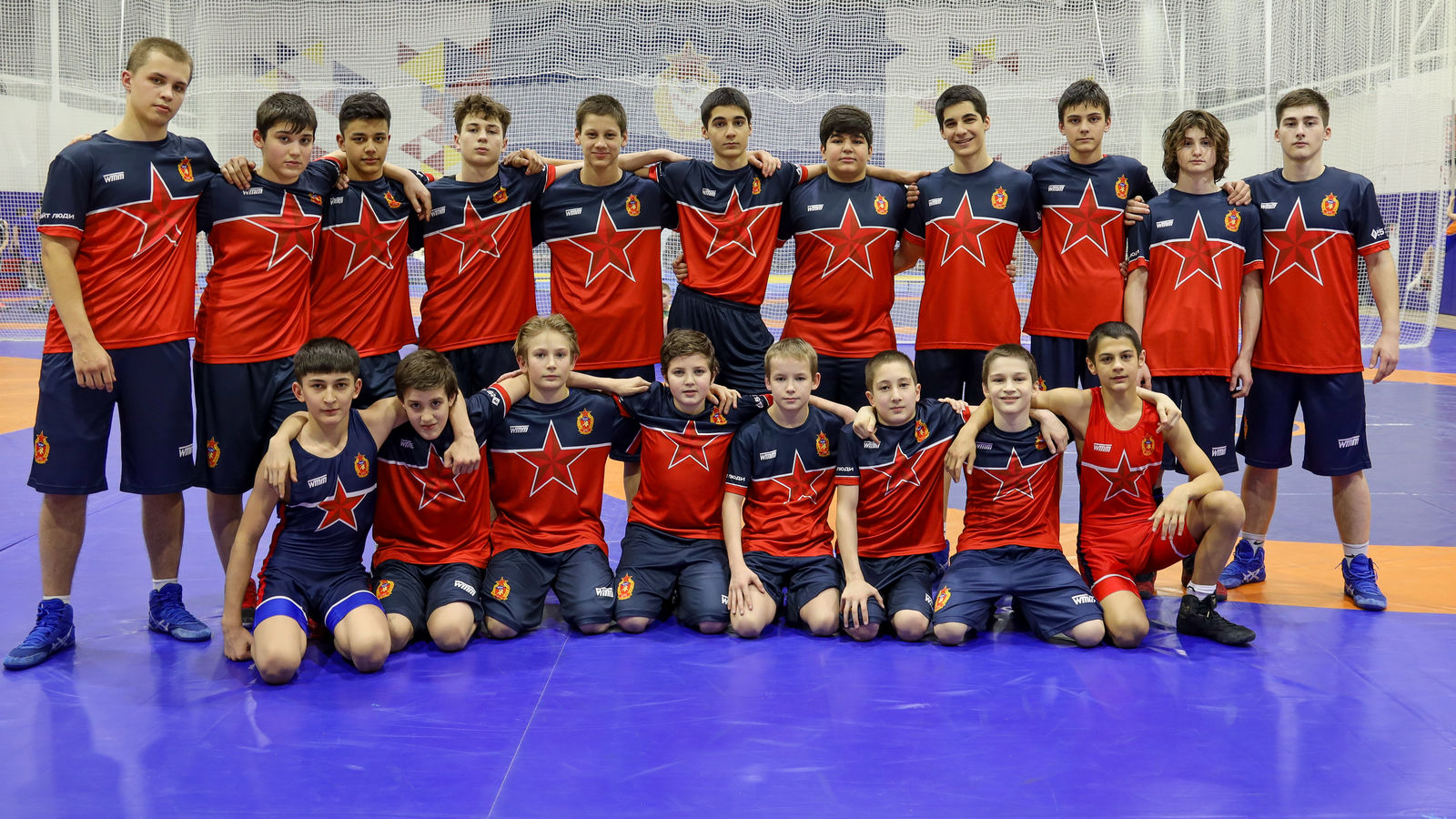 Памятный подарок от воспитанника. Борец Торнике Квитатиани вручил спортивную форму юным борцам и тренерам СШОР ЦСКА по спортивным единоборствам