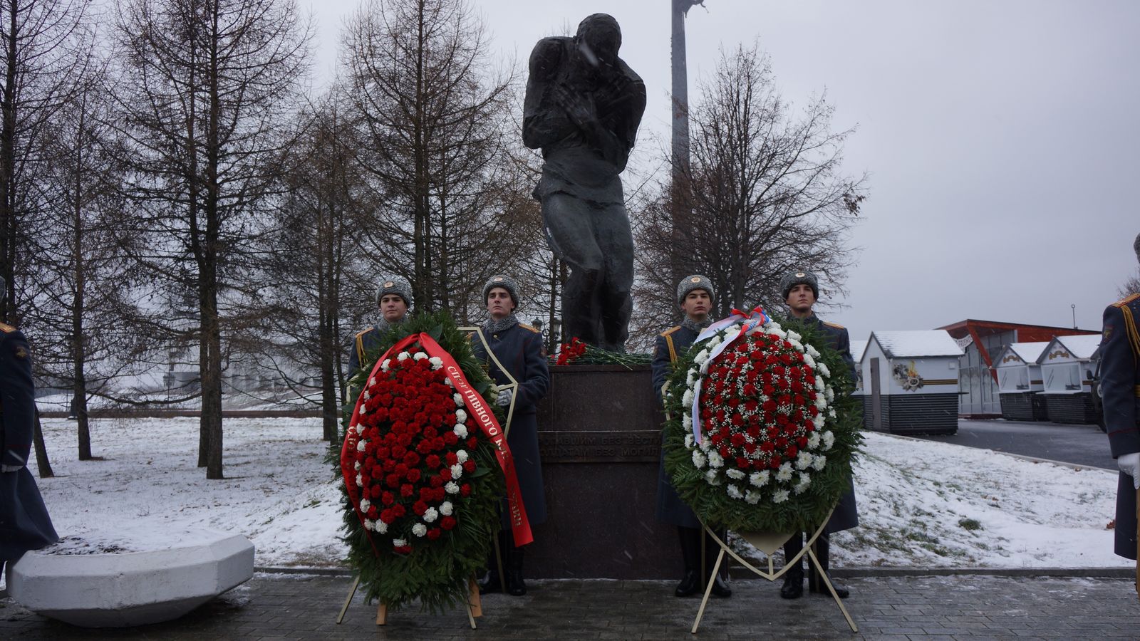 Спортсмены и воспитанники детской школы ЦСКА почтили память Неизвестного Солдата.