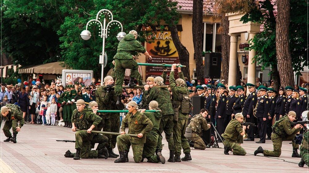 В День Победы воспитанники спортивной школы филиала ЦСКА г. Геленджик приняли участие в торжественном параде