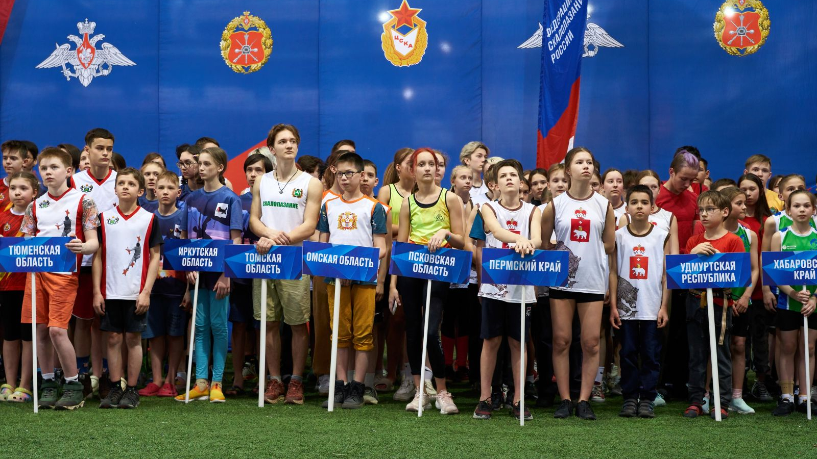 В КРЫТОМ ЛЕГКОАТЛЕТИЧЕСКОМ КОМПЛЕКСЕ ЦСКА СОБРАЛИСЬ БОЛЕЕ 1000 СКАЛОЛАЗОВ ИЗ РАЗНЫХ СТРАН