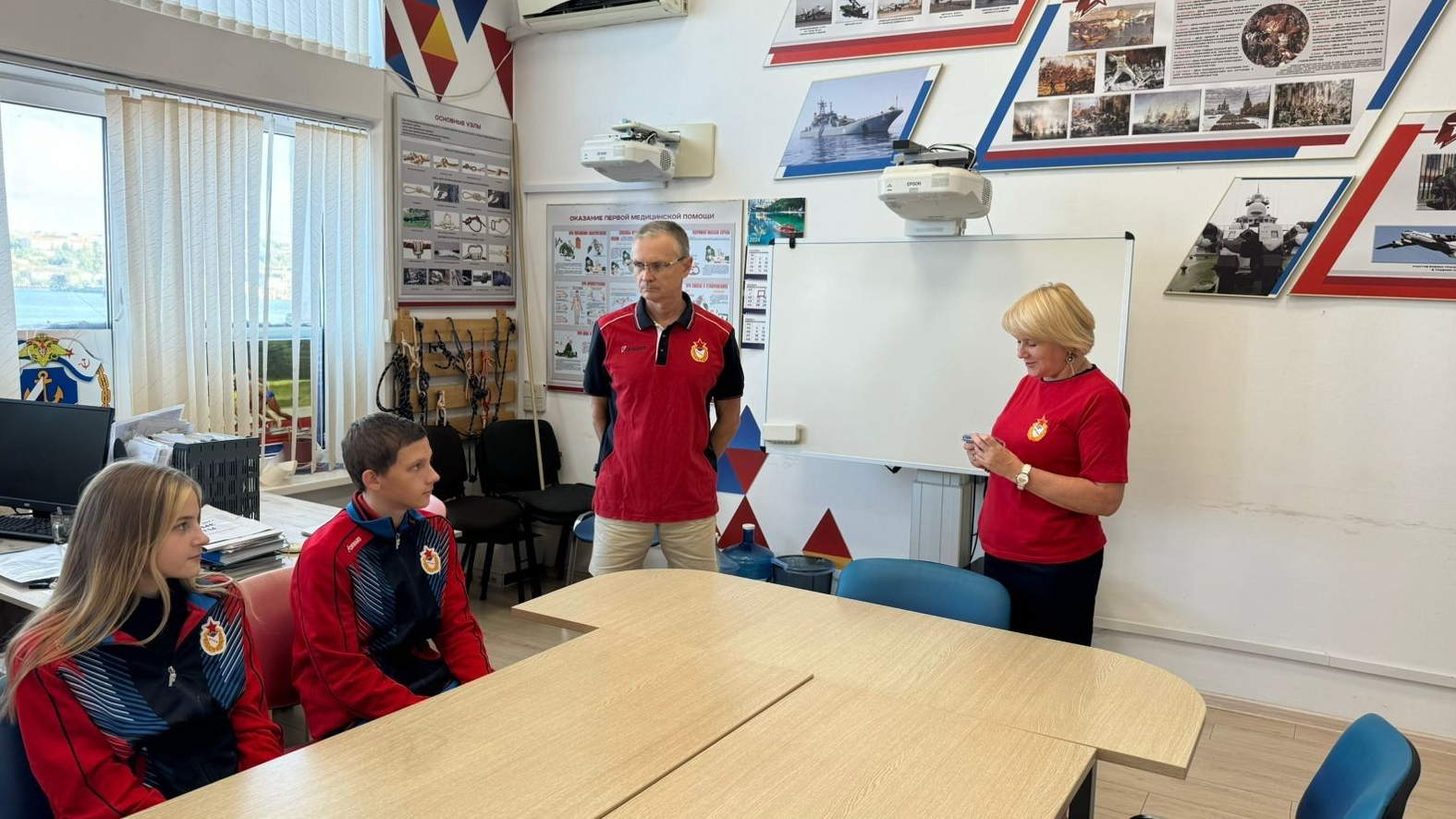 Пловцам Севастопольской спортшколы вручили разрядные значки