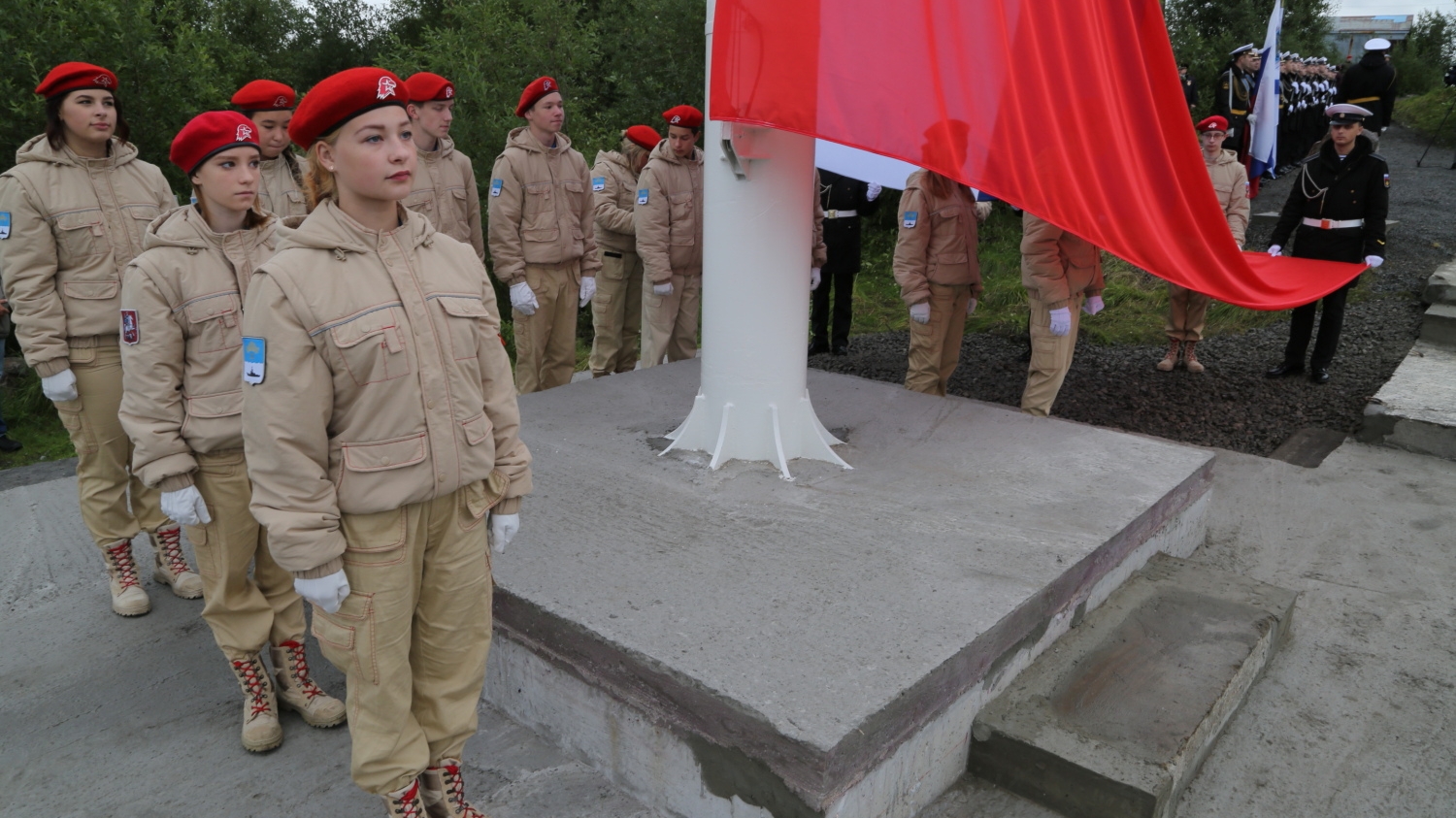 Юнармейцы Североморска приняли участие в церемонии поднятия флага России
