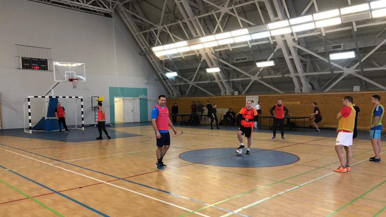 В СК «Океан» (г. Вилючинск) в честь Дня защитника Отечества моряки-подводники посостязались в теннисе и мини-футболе