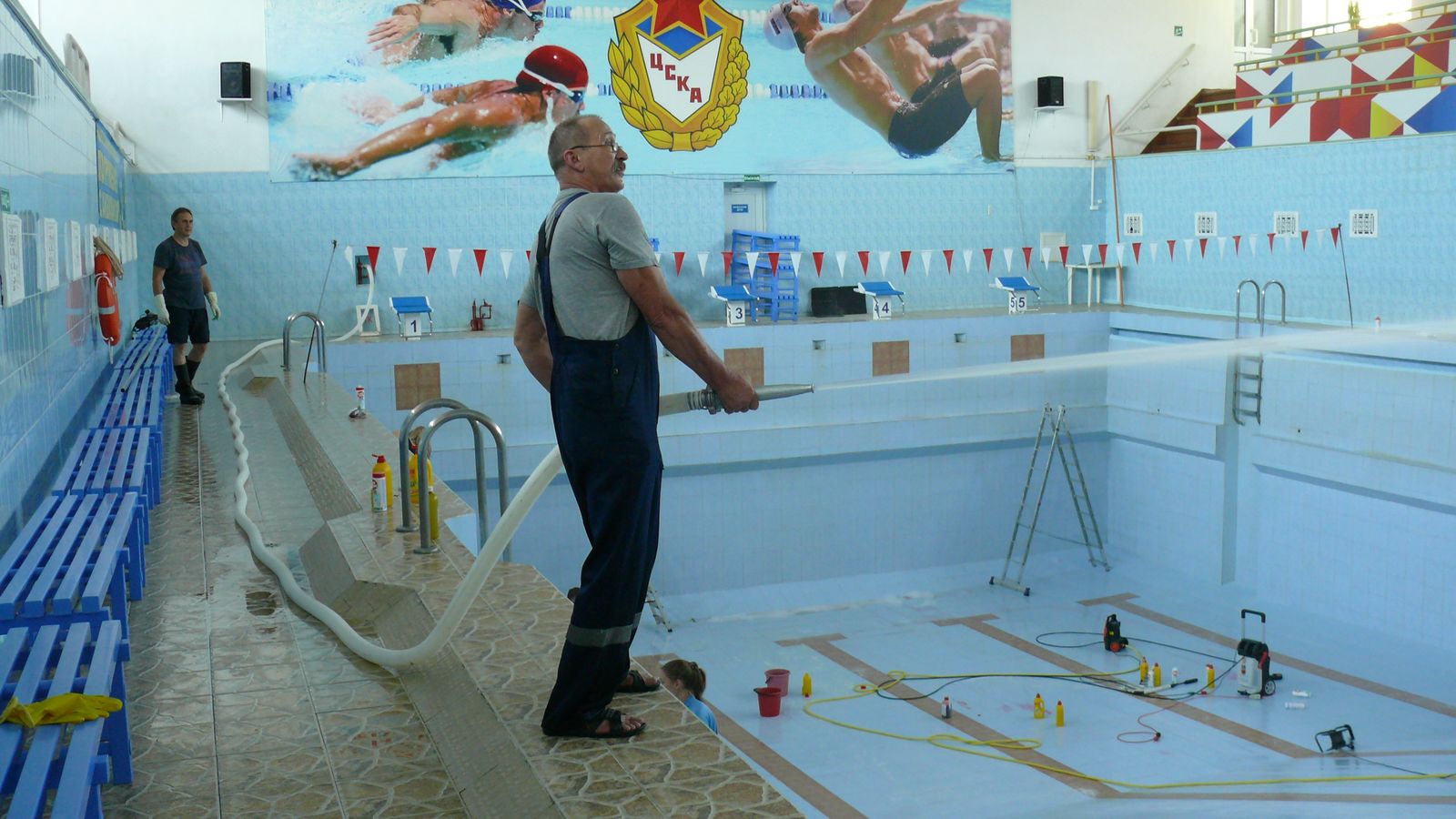 Сотрудники филиала ЦСКА/Хабаровск ударно потрудились на субботнике в ремонтируемом бассейне