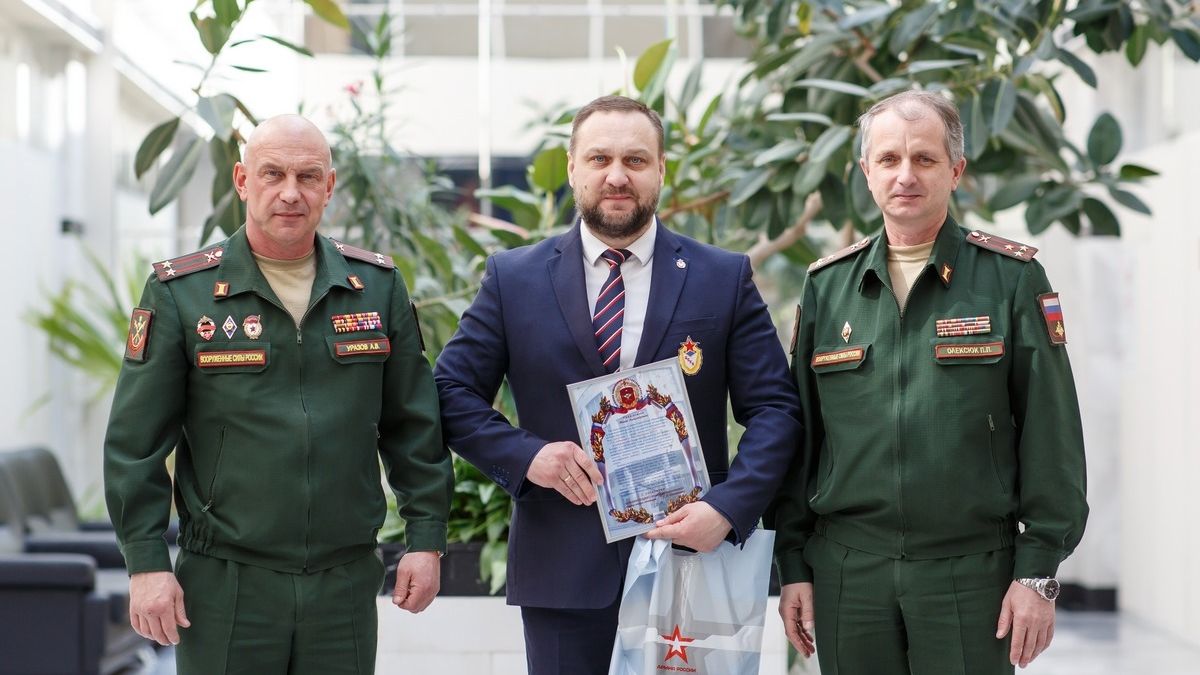 В День рождения ЦСКА армейцев самарского филиала Клуба поздравили представители ЦВО