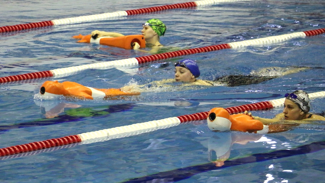 Сильнейшие пловцы ВС РФ отрабатывают в бассейне ЦСКА навыки спасения утопающих