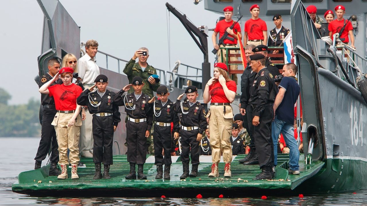 В День ВМФ юнармейцы почтили память погибших моряков возложив цветы на воду с десантного корабля ЦСКА/Самара