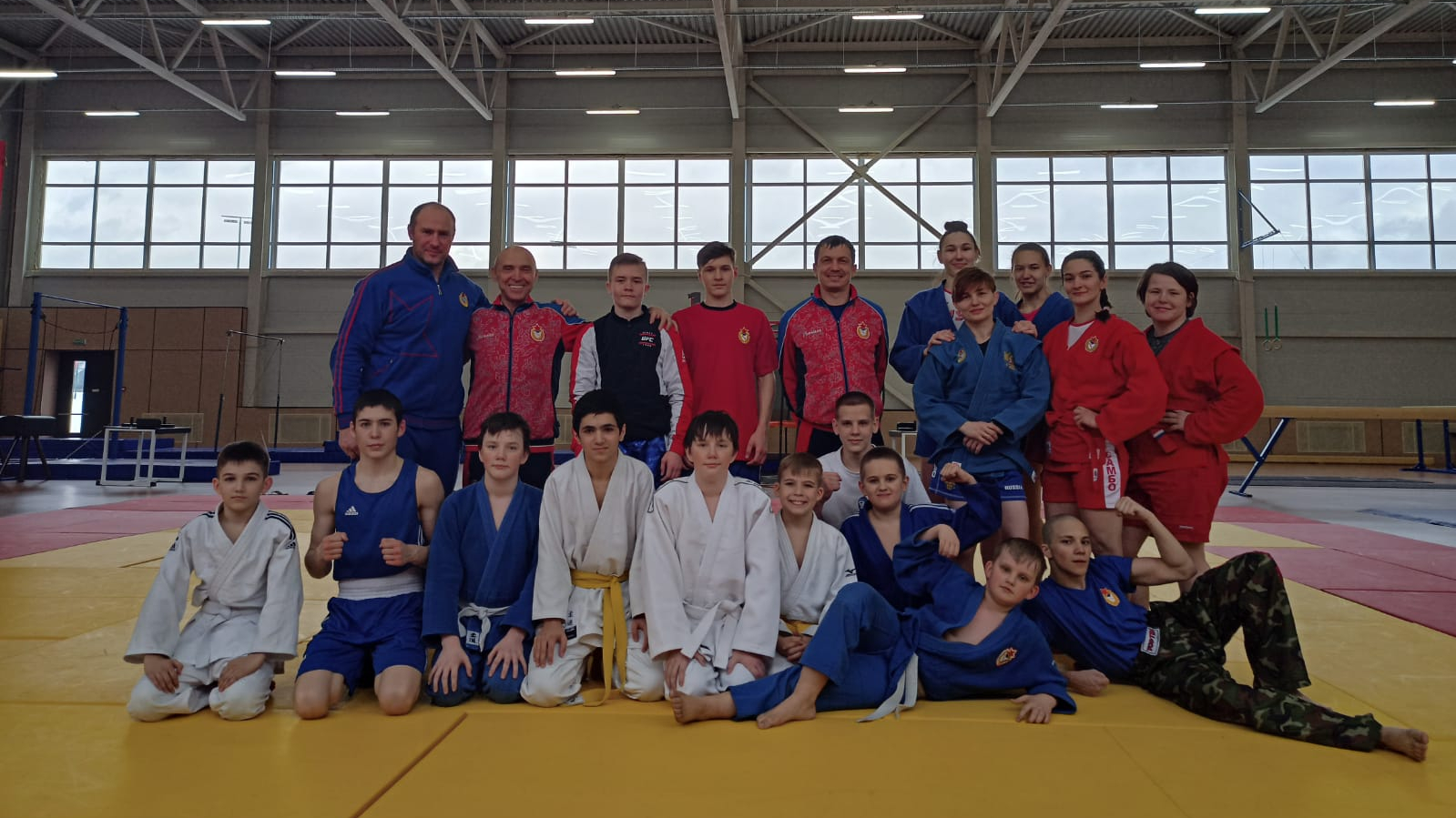 Армейские спортсмены и тренеры провели мастер-классы в рамках Дня открытых дверей в центре «Авангард»