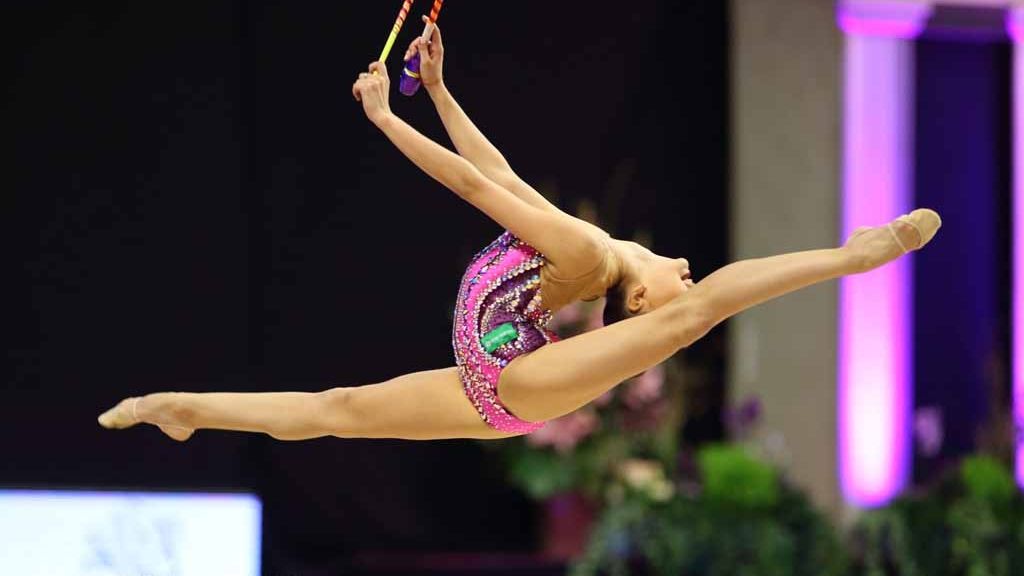 Дина Аверина победила в упражнениях с лентой и мячом на этапе Куба мира по художественной гимнастике