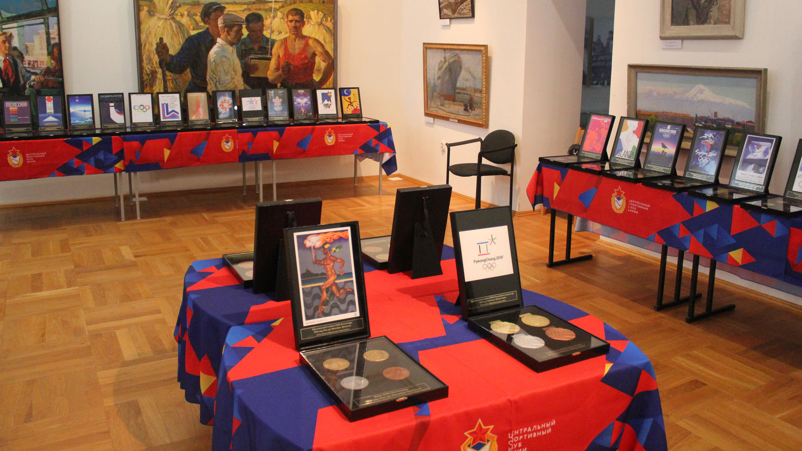 В Смоленске открылась выставка реплик олимпийских медалей организованная ЦСКА