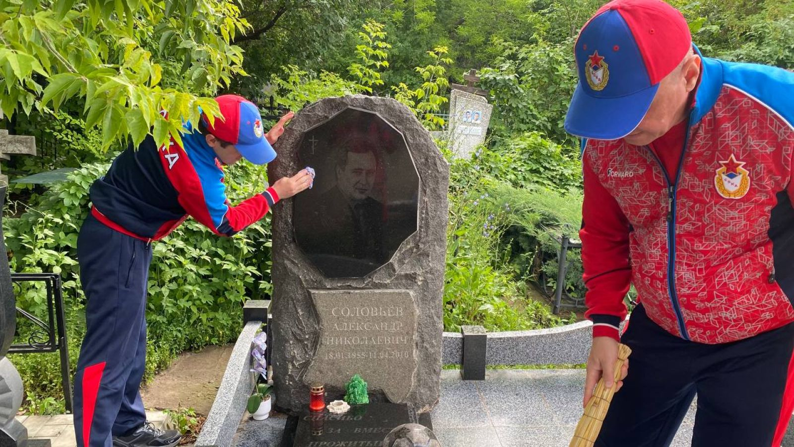 Самарская спортивная рота ЦСКА посетила могилу заслуженного тренера России по футболу