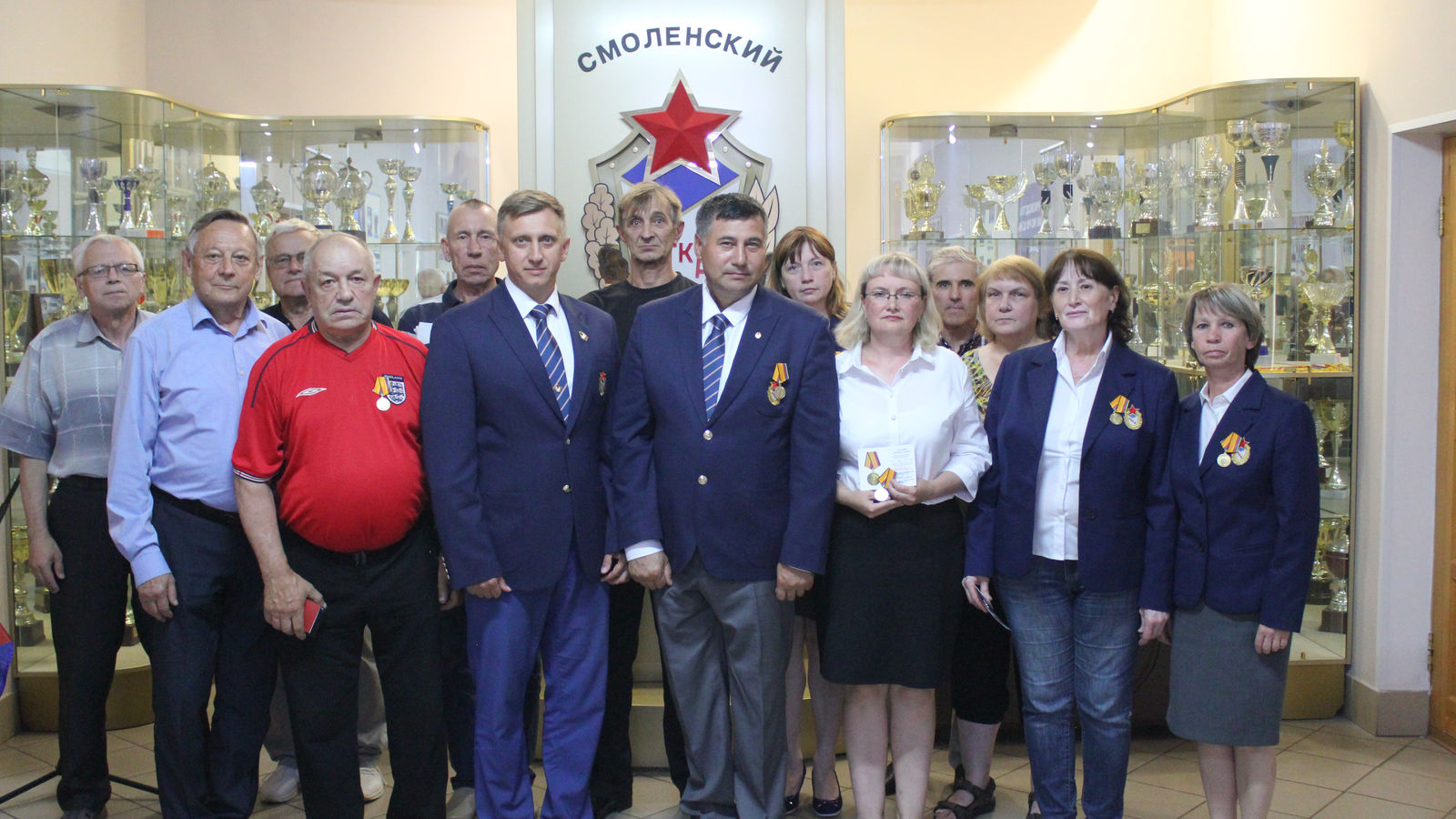 Награды для тех кто обеспечивает тыл армейским спортсменам: сотрудникам смоленского филиала вручили юбилейные медали ЦСКА