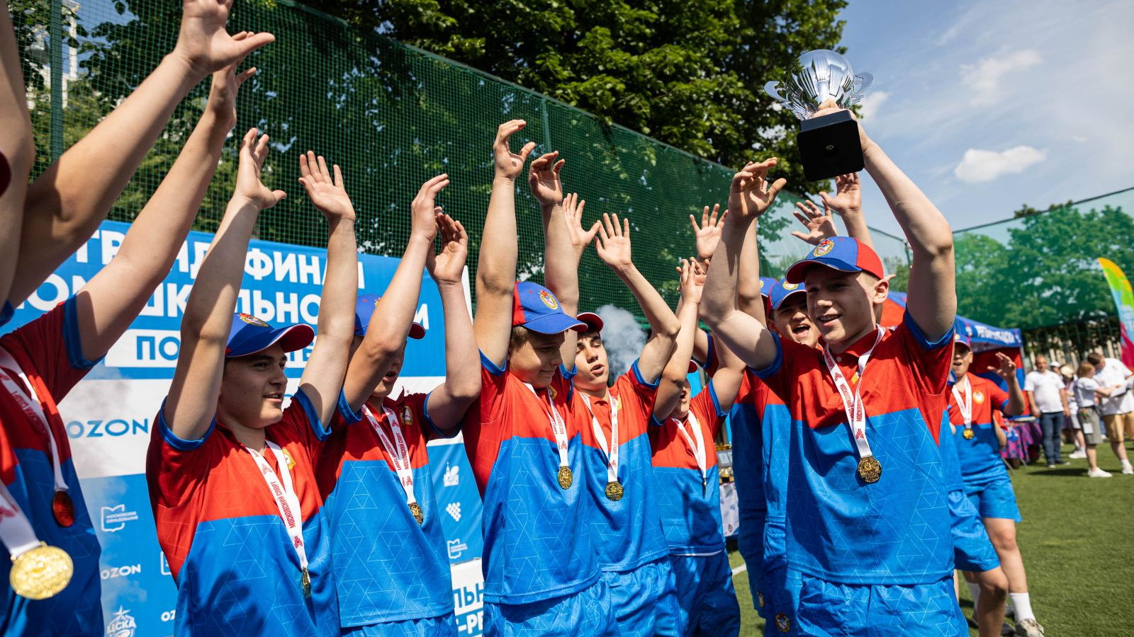 В ЛУЖНИКАХ НАГРАДИЛИ КОМАНДУ СПОРТШКОЛЫ ЦСКА ПО РЕГБИ 2010 ГОДА РОЖДЕНИЯ