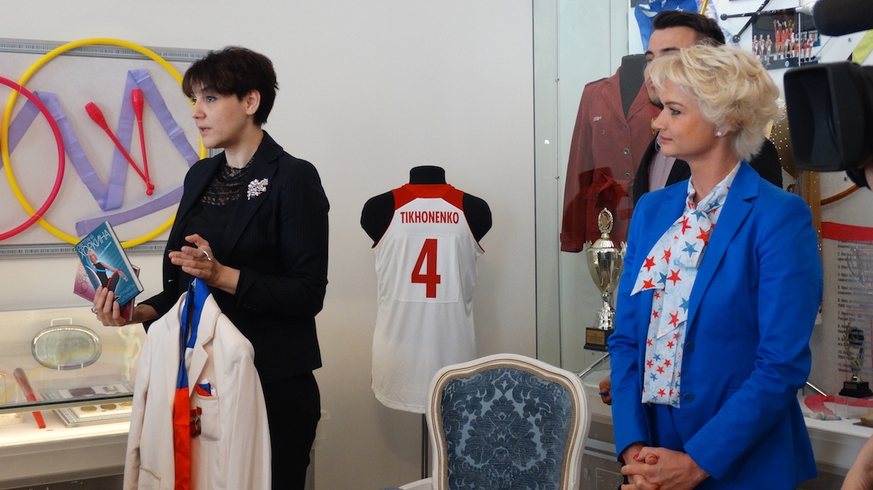 Светлана Хоркина передала экспонаты в коллекцию Государственного музея спорта