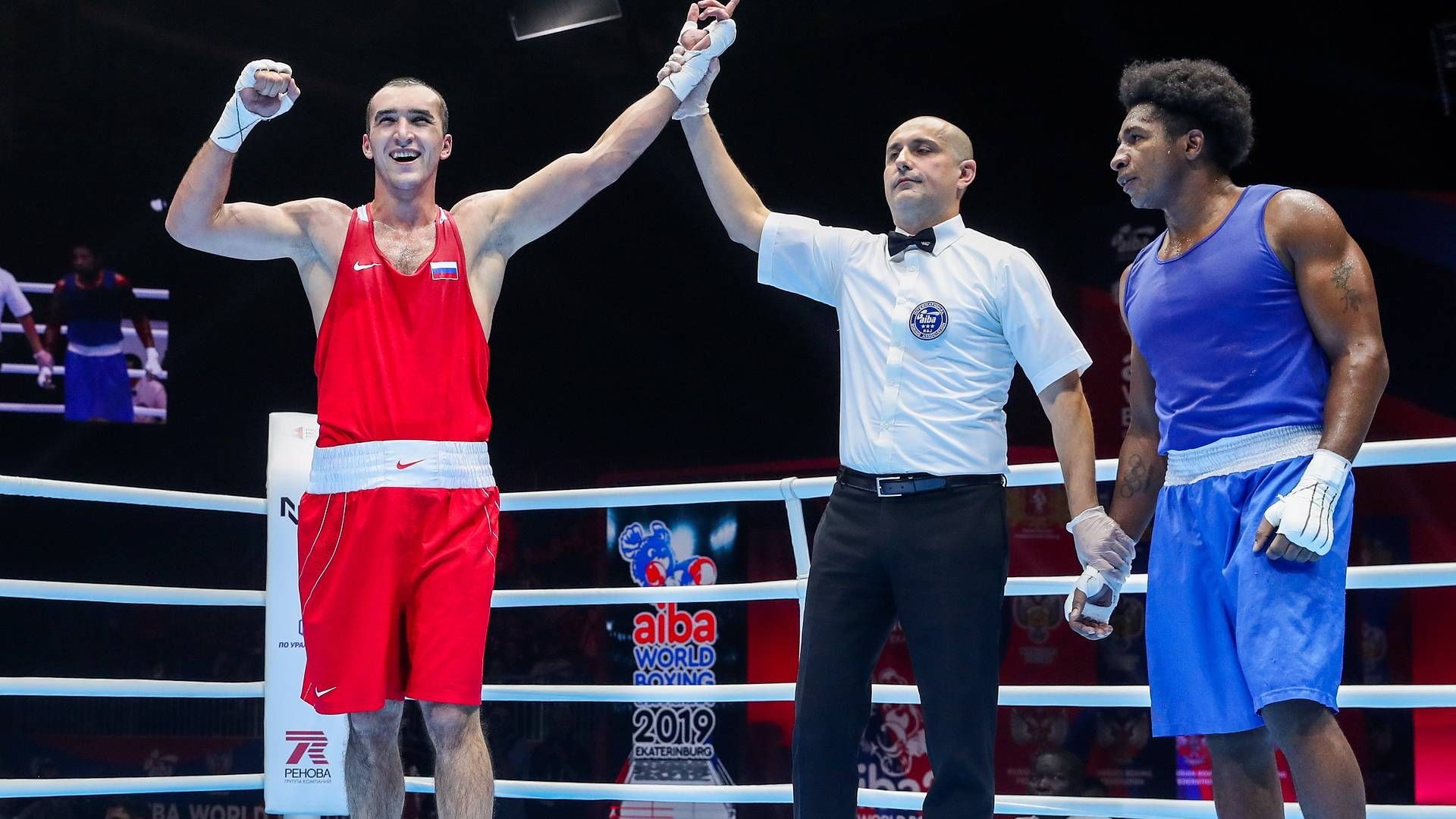 Армеец Муслим Гаджимагомедов одержал победу на чемпионате мира по боксу в Екатеринбурге