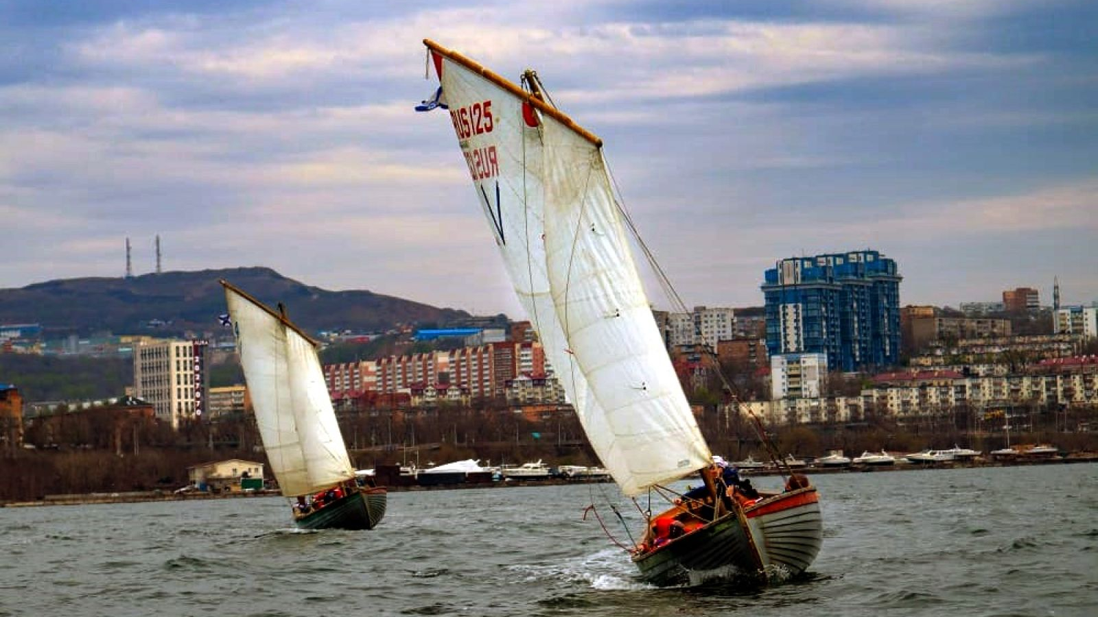 НА ПЕРВОМ ЭТАПЕ КУБКА ВЛАДИВОСТОКА ПО ПАРУСНОМУ СПОРТУ КОМАНДА ВЕТЕРАНОВ ЦСКА ЗАВОЕВАЛА СЕРЕБРО