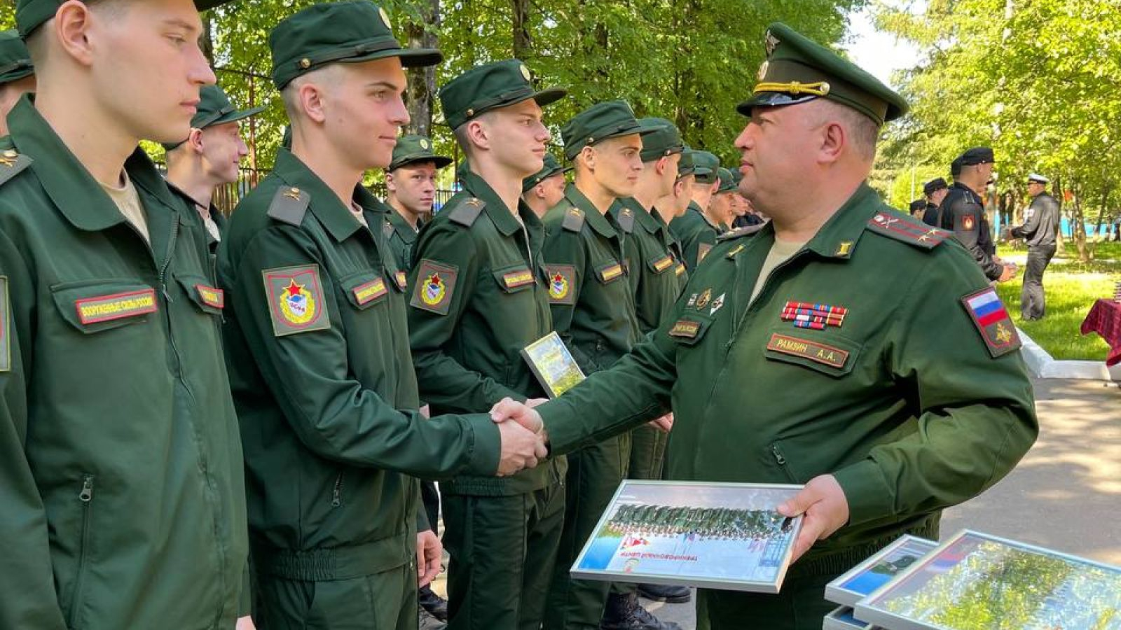 ВРУЧИЛИ ПАМЯТНЫЕ ФОТОГРАФИИ НОВОБРАНЦАМ