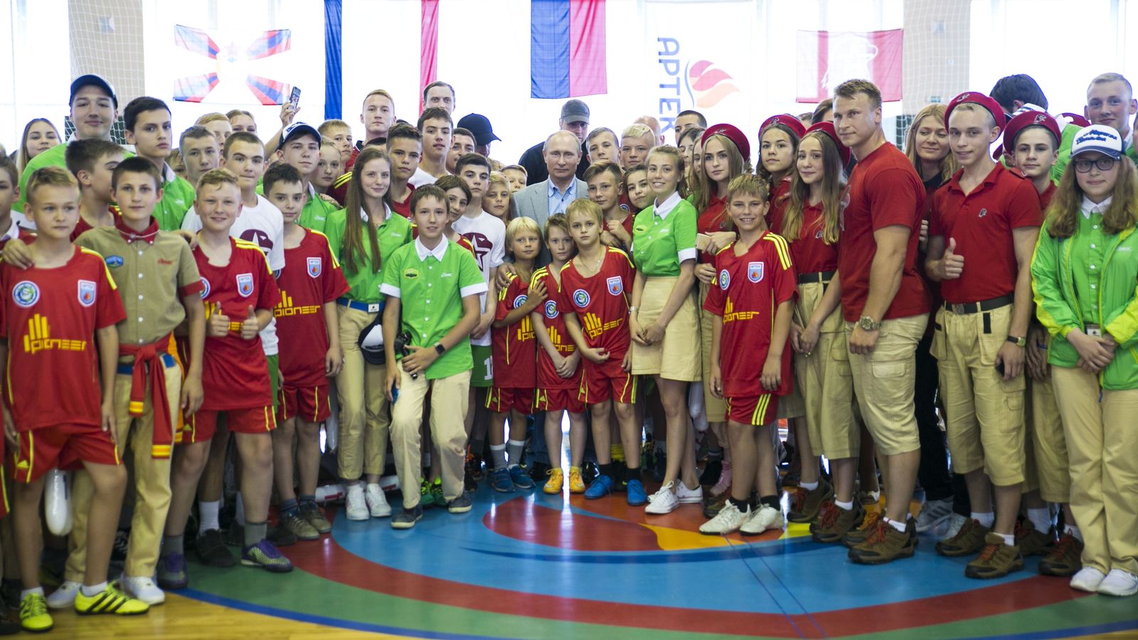 Олимпийские чемпионы ЦСКА провели гала-матч на открытии седьмой смены «Артека»