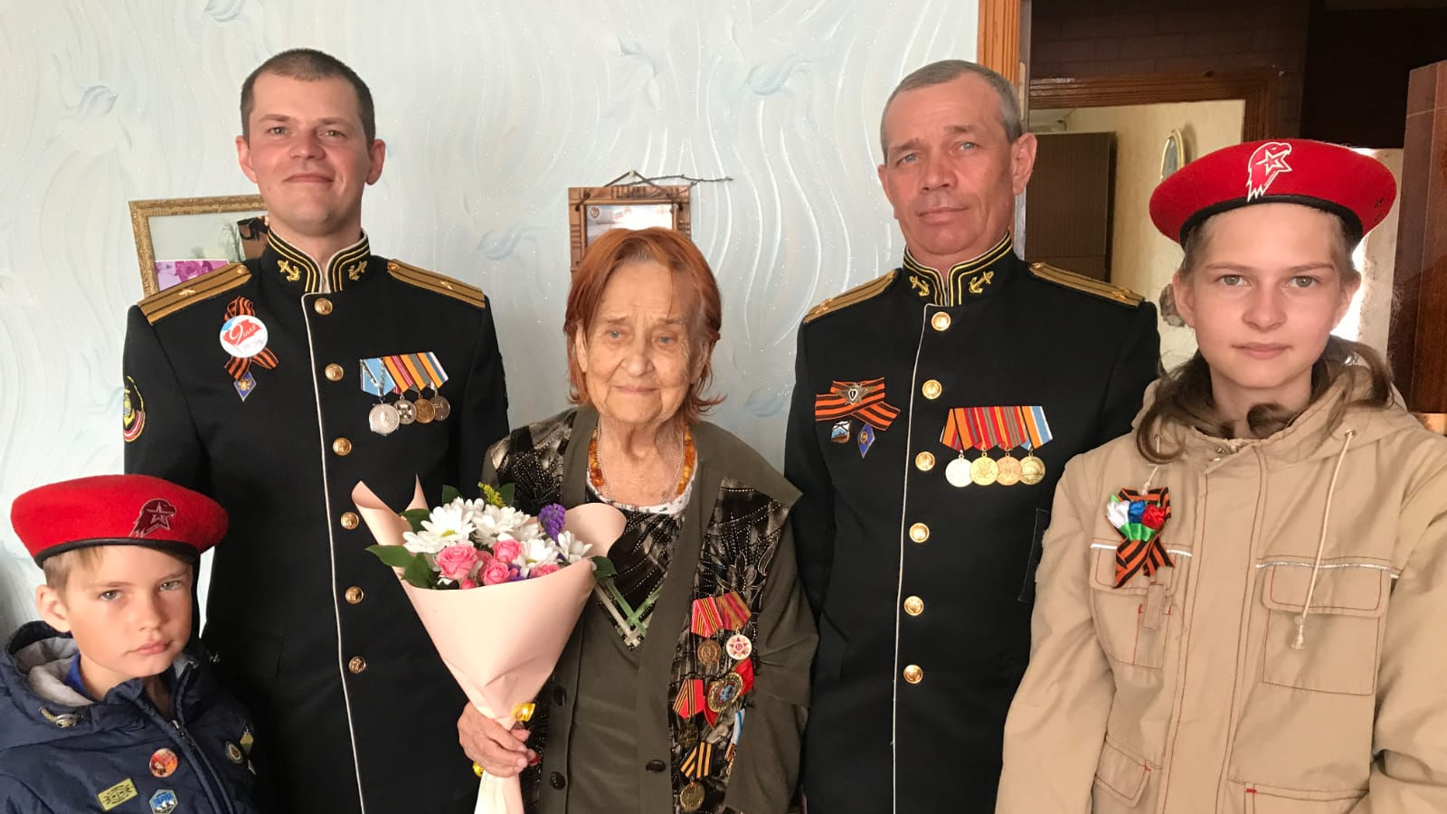 Юнармейцы СОК (г. Вилючинск) филиала ЦСКА/Хабаровск проведали ветеранов и поздравили с предстоящим Днем Победы