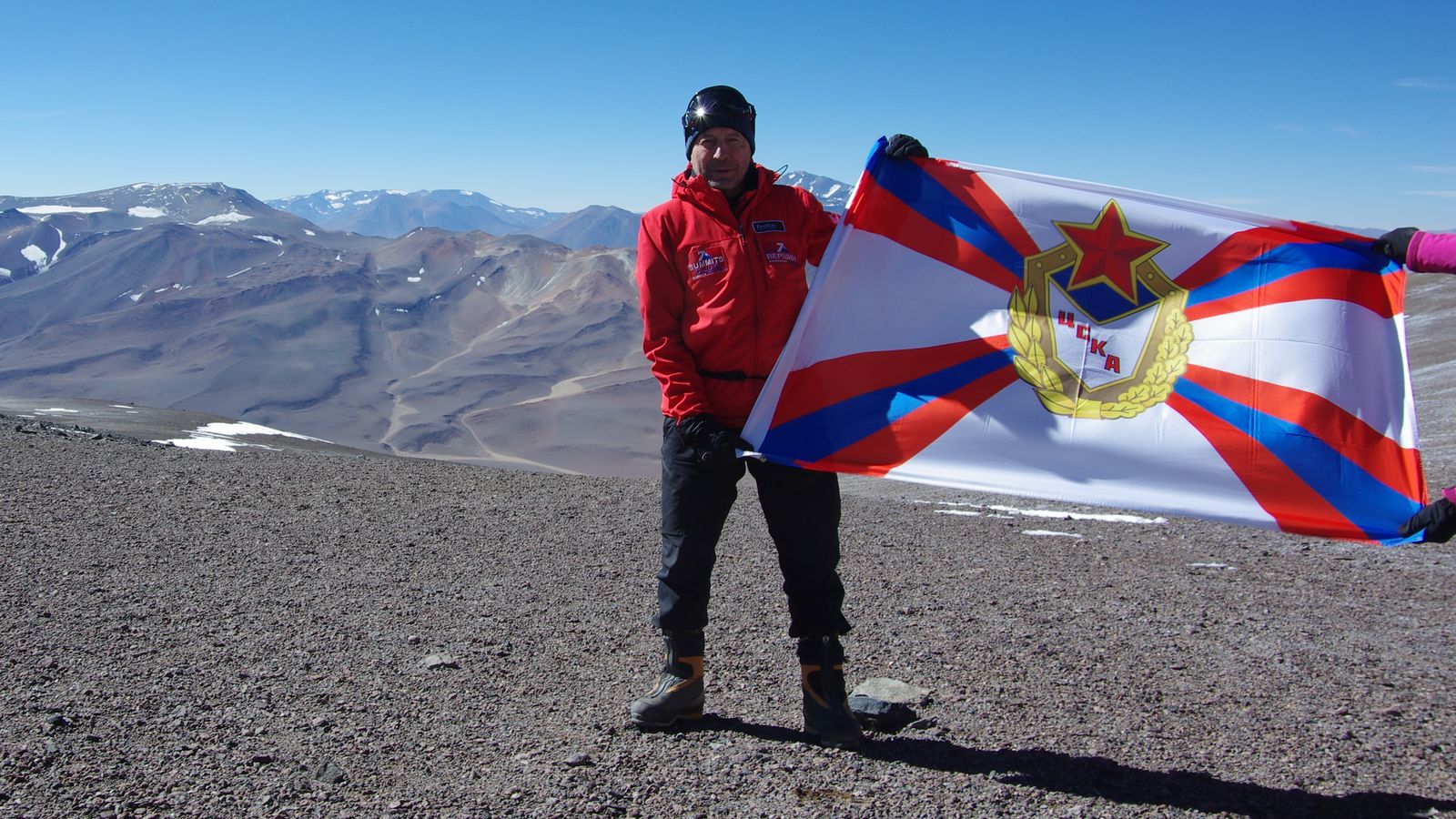 Флаг ЦСКА установили на вершине самого высокого вулкана в мире