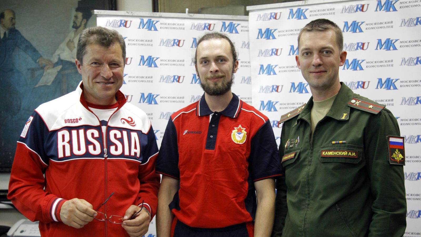 Армейский стрелок Сергей Каменский и тренеры ЦСКА Алексей Каменский и Евгений Крайнов стали гостями редакции МК
