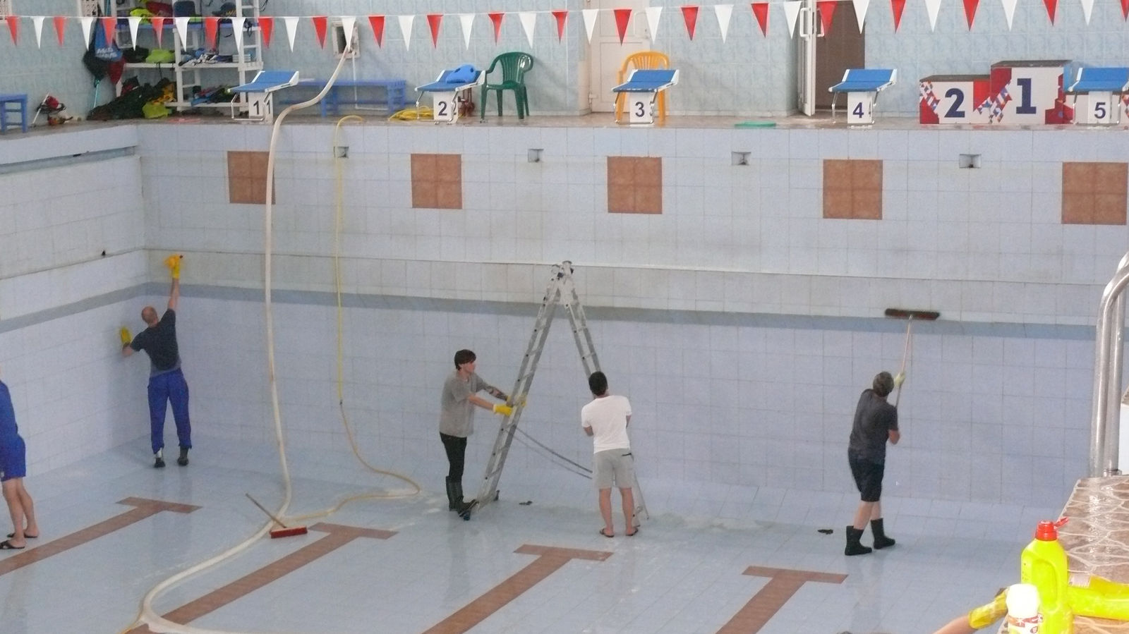 В чаше бассейна спортивного комплекса (плавательного) сотрудники филиала ЦСКА/Хабаровск навели образцовую чистоту