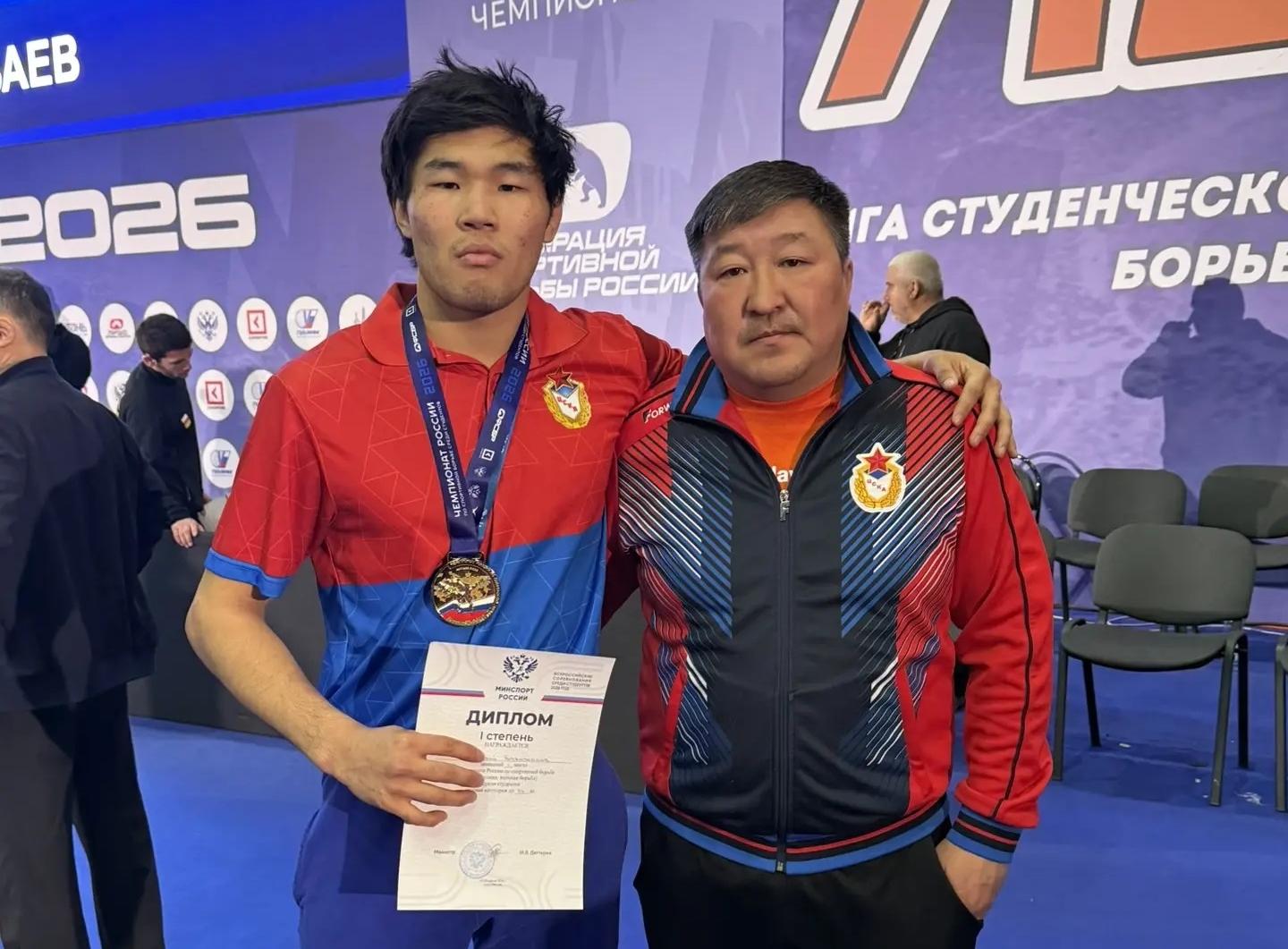 На всероссийском турнире среди студентов борец спортшколы ЦСКА г. Иркутска завоевал золото