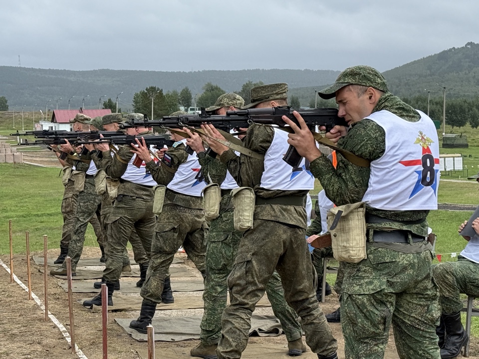 После первого дня состязаний на Кубок ВС РФ по военно-спортивному многоборью (военному троеборью) лидирует команда ВВО